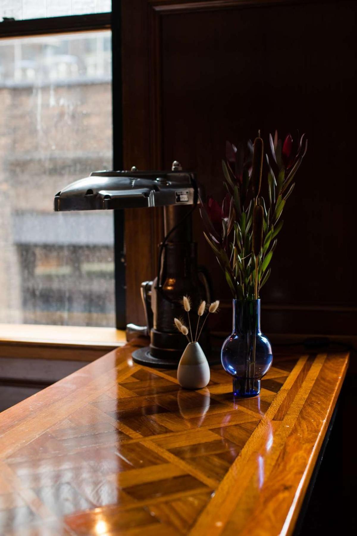 The Old Clare By Ode Hotels ซิดนีย์ ภายนอก รูปภาพ A 1930s-era desk lamp