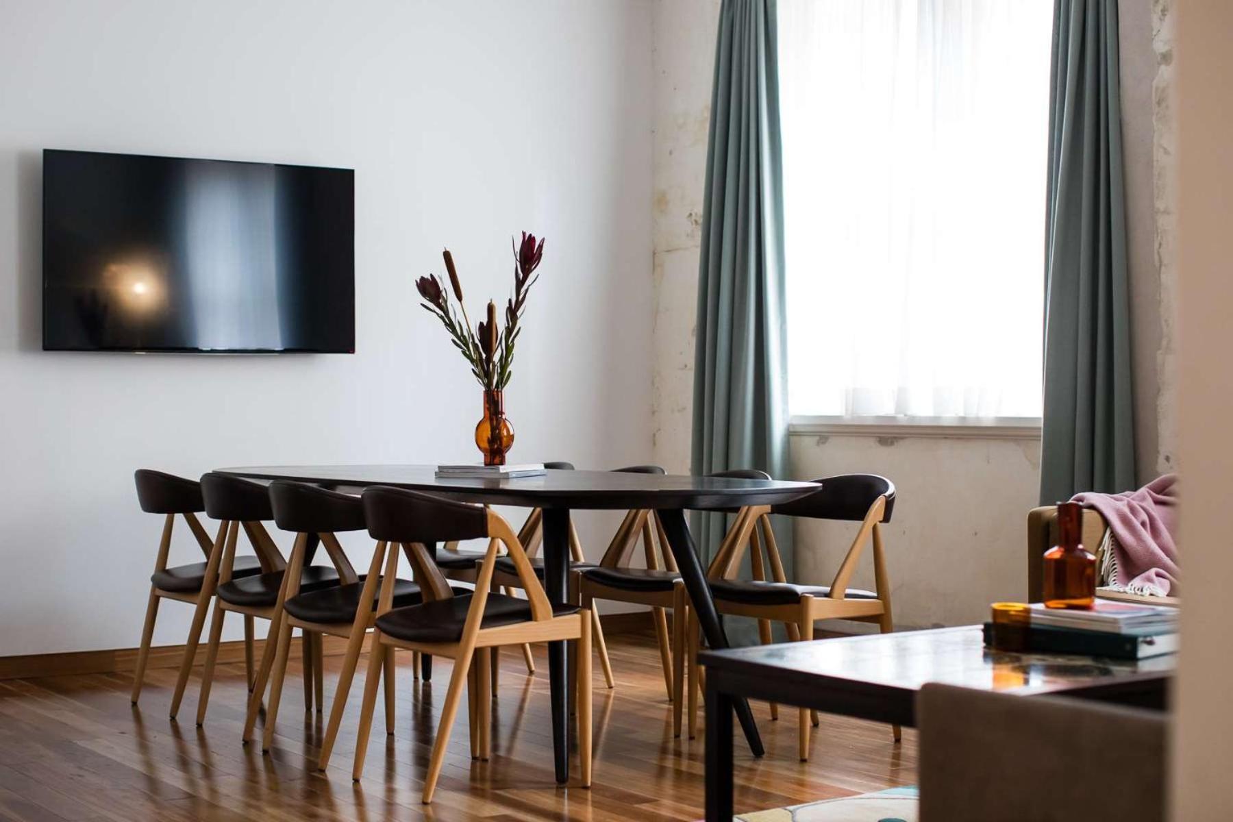 The Old Clare By Ode Hotels ซิดนีย์ ภายนอก รูปภาพ A living room in a shared apartment