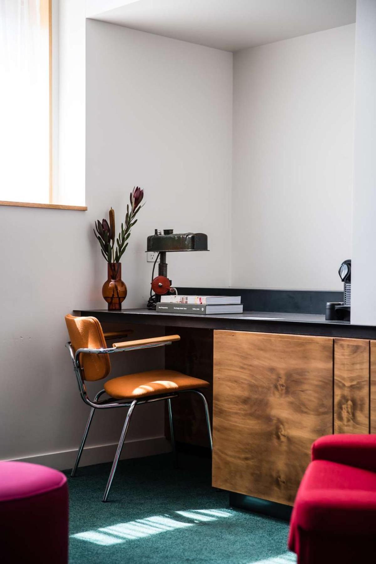 The Old Clare By Ode Hotels ซิดนีย์ ภายนอก รูปภาพ A desk with a built-in lamp