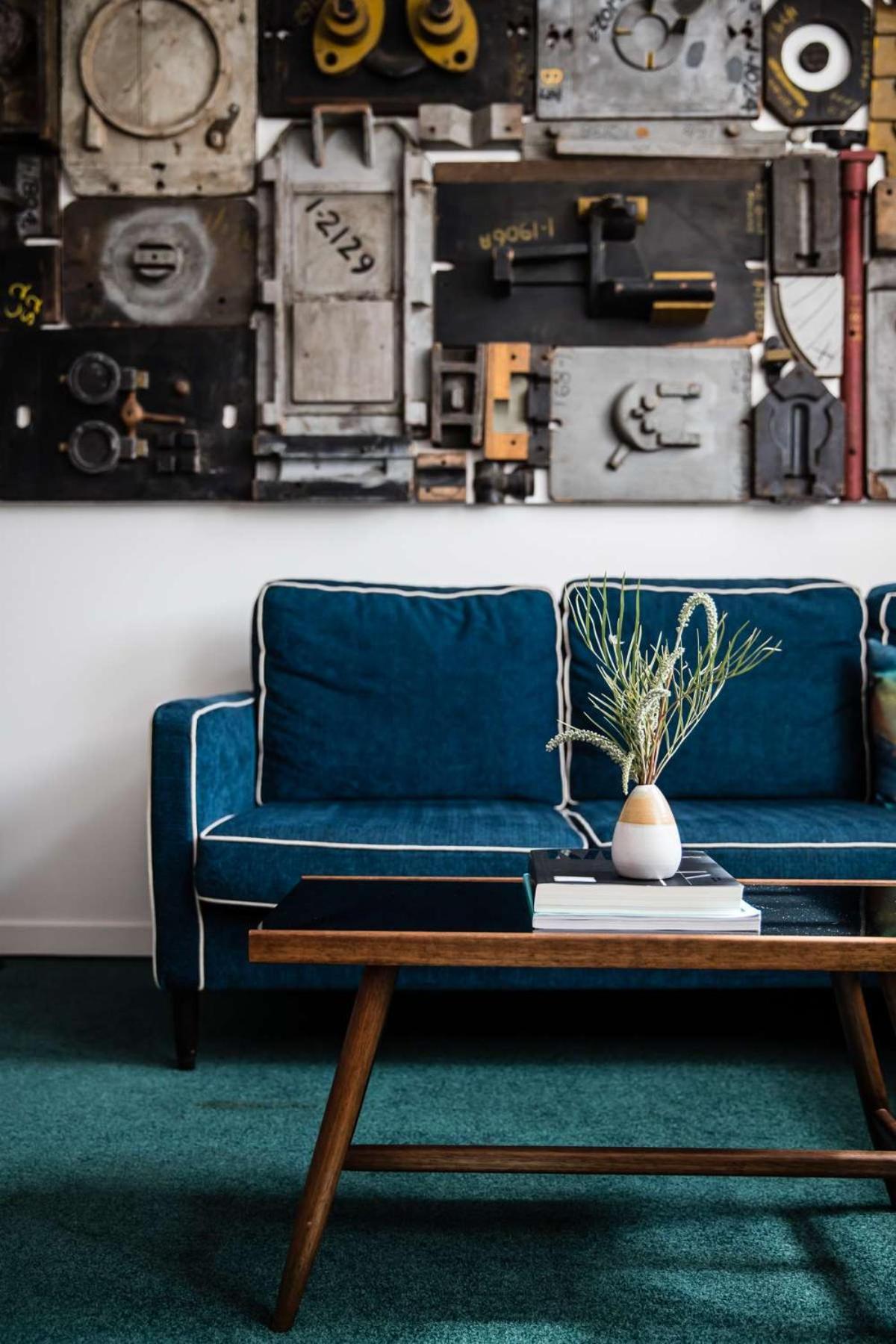 The Old Clare By Ode Hotels ซิดนีย์ ภายนอก รูปภาพ A blue sofa